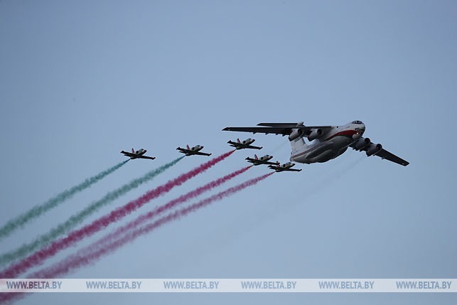 Авиация открыла парад на День Независимости