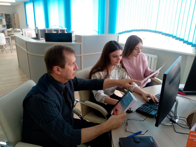Занятие по дисциплине "авиационный английский язык" с курсантами группы У118 (1-ая ступень высшего образования) проводит зав. каф. ЯП Лазовский Г.Б. в читальном зале библиотеки на базе БГАА.