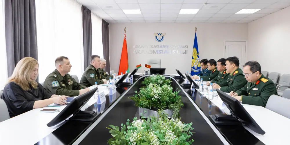 Вьетнамская военная делегация в БГАА