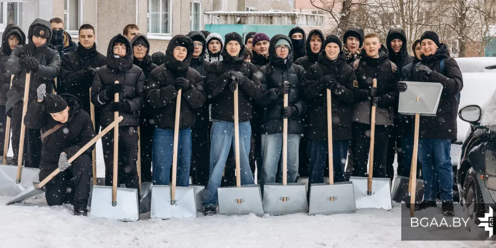 Коллектив БГАА принял участие в уборке снега в Заводском районе города Минска