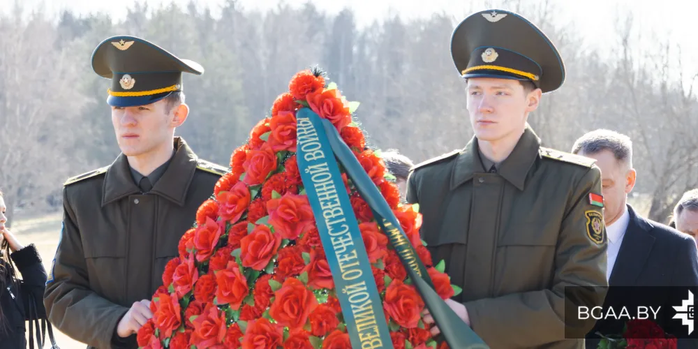 Курсанты и сотрудники БГАА возложили цветы к мемориалу в Хатыни