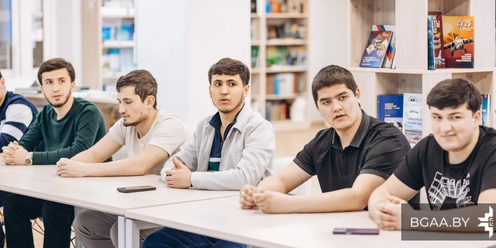 Встреча инспектора отдела по гражданству и миграции Заводского РУВД Минск с иностранными курсантами